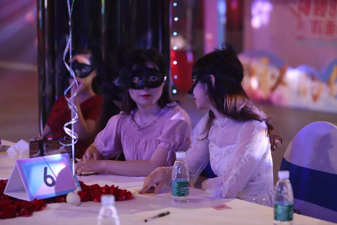 牌好看的小哥哥,小姐姐陆续到来签到入场舞会现场evol并成功牵手5对