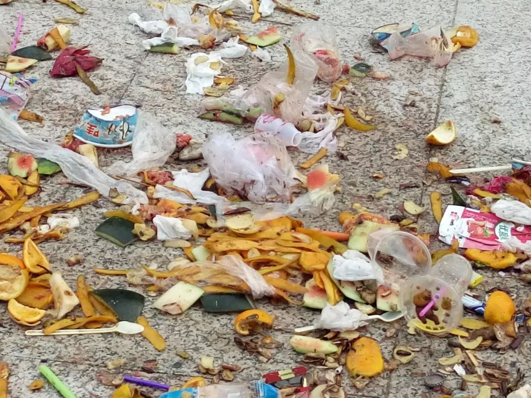 广场内随地吐痰,乱扔果皮,玻璃瓶和烟头等废弃物.关注叹疍家歌,观云