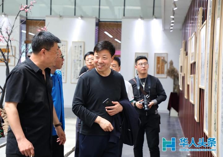 丹青妙笔碰撞奔跑激情薰弦晋道武志坚书画展为晋中首届国际马拉松加油