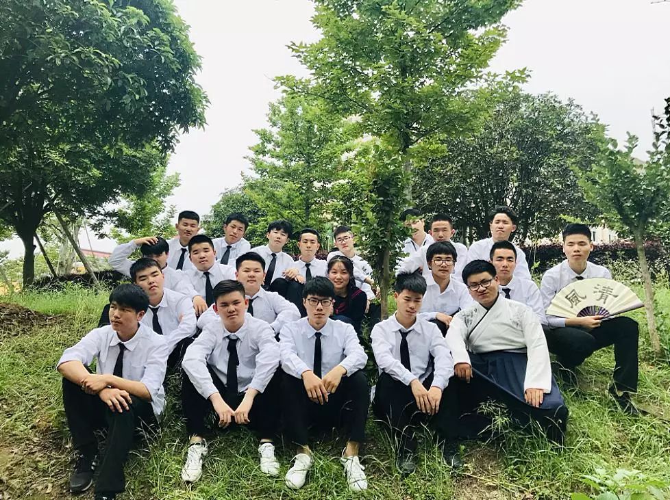 湖口中学高三学生创意毕业照自信迎高考