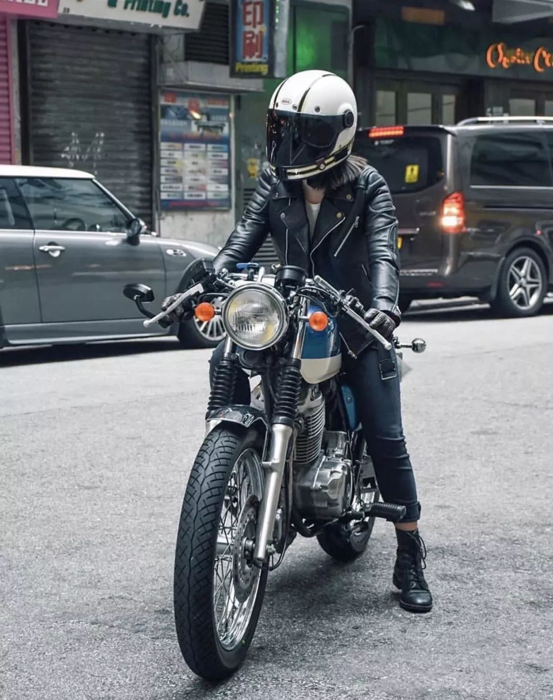 这就是一台艺术品复古风格非常讲究穿搭,头盔,车辆▲复古的痞幅儿