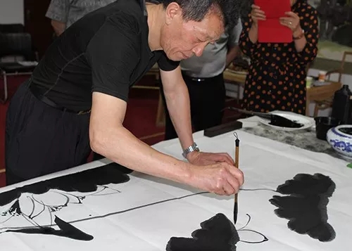 著名书画家,趣墨绘画艺术创始人刘庆书活动现场挥毫泼墨华夏经纬网5月