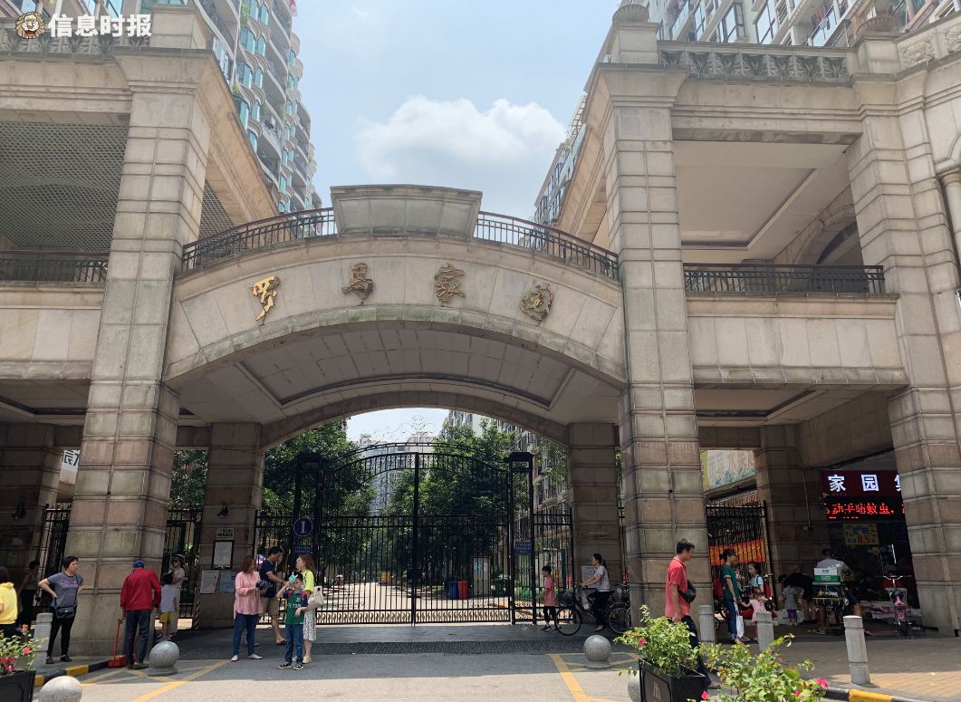 李阿姨则表示,小区在这里十多年,一直不知道其真正名字是叫"盛景家园"