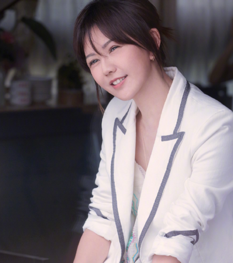 孙燕姿加盟《明日之子》,官方公布海报,41岁的她眼里满是笑意_华晨宇