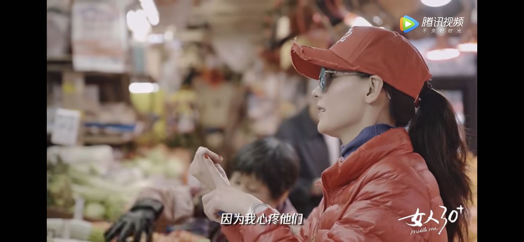 原创张柏芝路边摊给小王子买衣服不惧单亲压力望找个灵魂伴侣