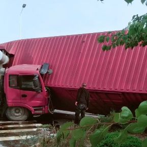 营口:中小企业园发生车祸,驾驶室损毁严重,现场惨烈