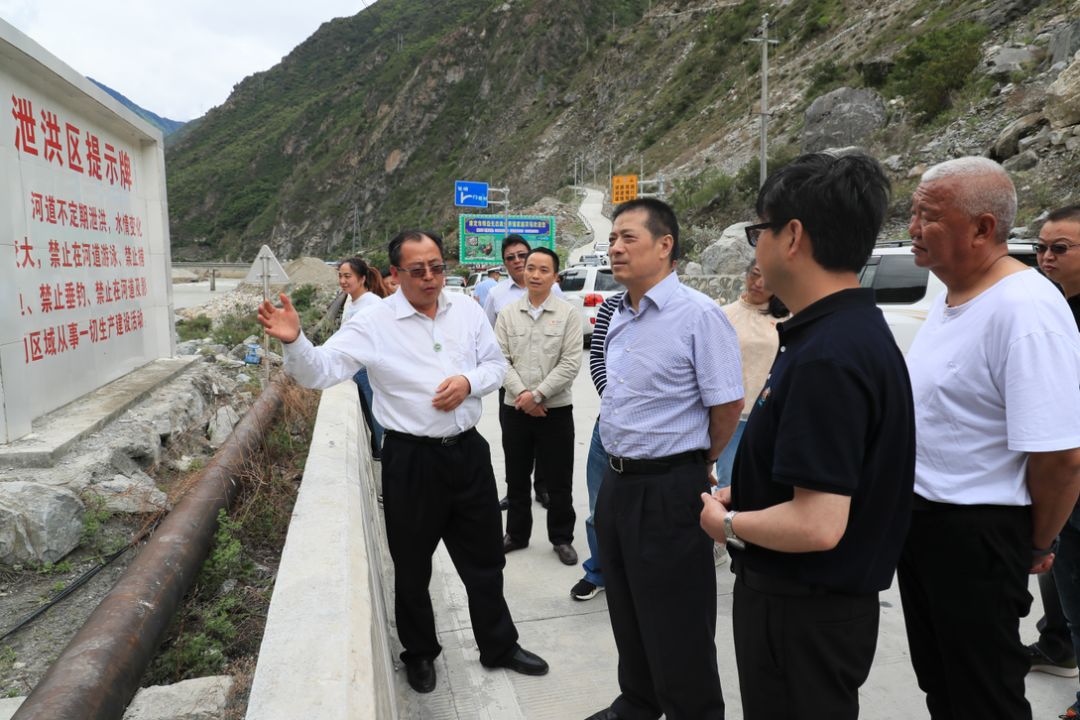 州委常委,康定市委书记邓立军,州政府秘书长尹天飞参加调研督导.