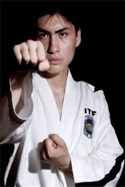 里合腿田野被跆拳道张龙ko仍不服名宿这次为田野点赞