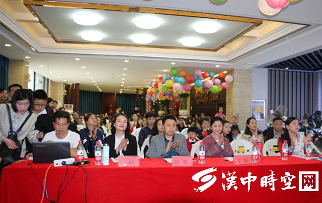 夏青杯朗诵大赛暨首届丝路朗诵大赛在汉中堂宏广场震撼发声