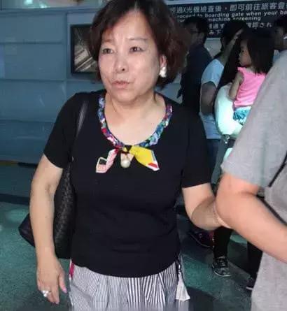 杨超越家成"景点",马国明妈妈被围堵,明星家人必须接受过高关注度吗?