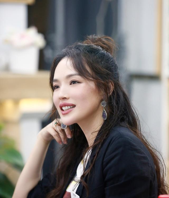 舒淇戴复古水滴耳环优雅又精致,不用华服就很美