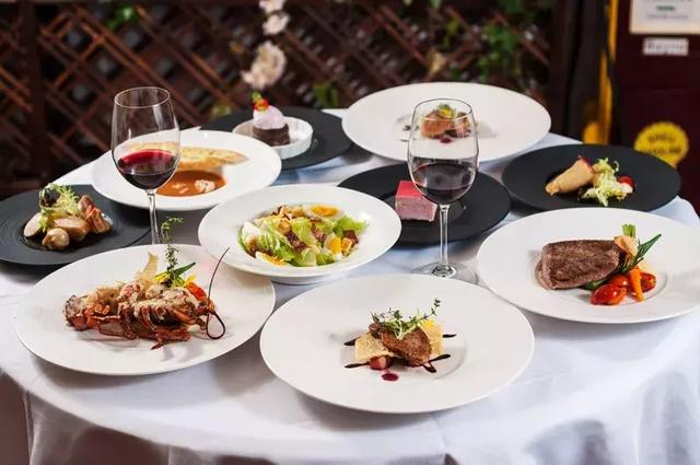 注重氛围营造和进餐礼仪,其他诸如上菜程序,餐具选用,餐桌摆设等,无一