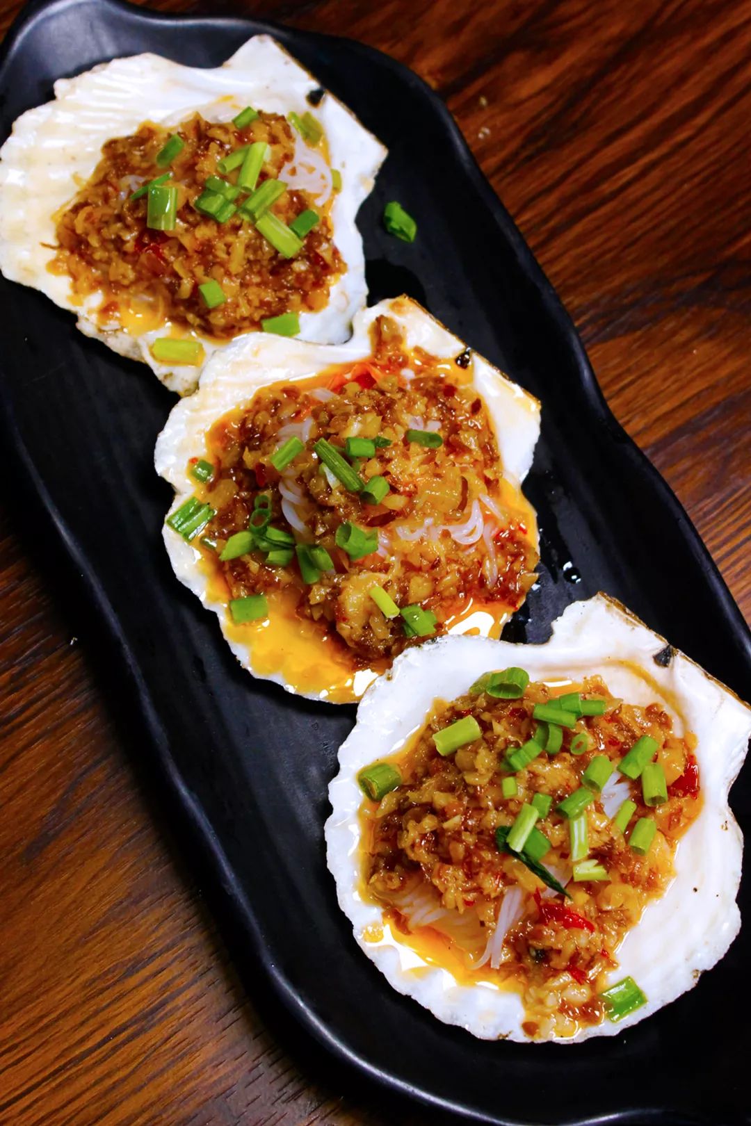 烤扇贝吃一口回味无穷~映入眼帘的便是嫩到极致的肉肉经过烤制,扒开