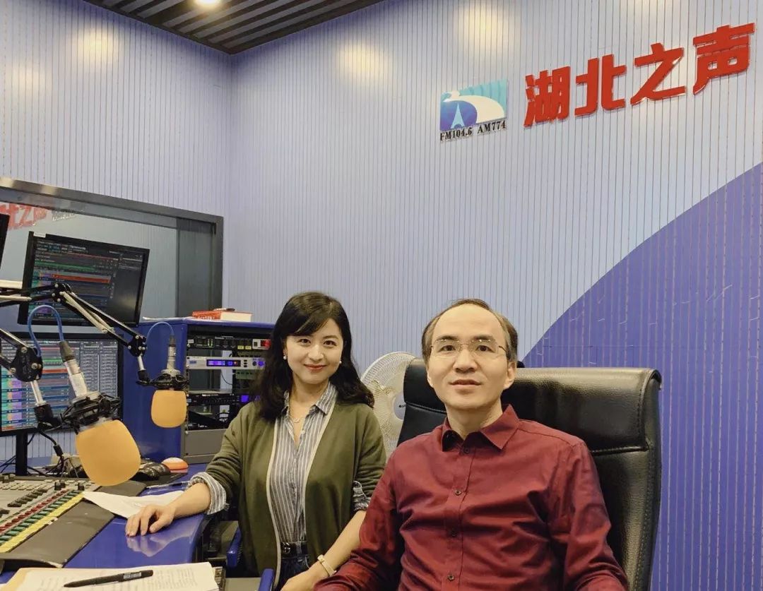 吴老师和主持人王可在湖北之声直播间