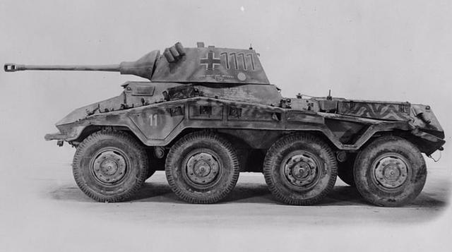 二战德国装甲侦察部队的中坚力量,轮子逐渐增多的轮式装甲车