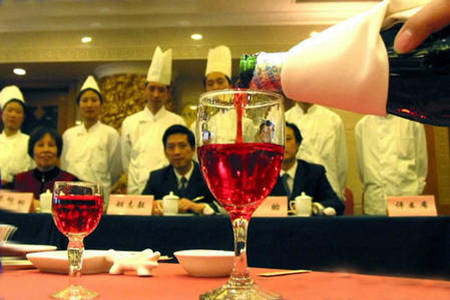 环球酒库丨告诉你如何正确斟酒?_瓶口