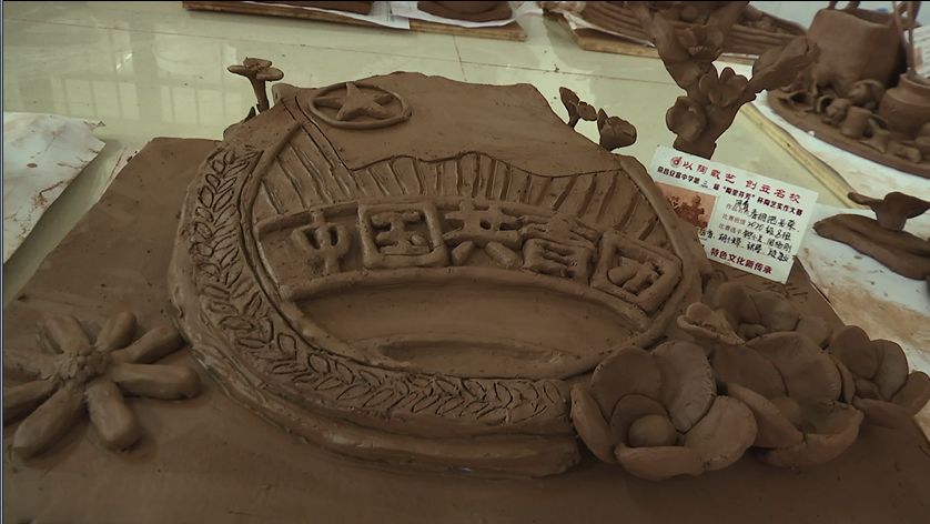 中学生赛陶艺传承非遗文化