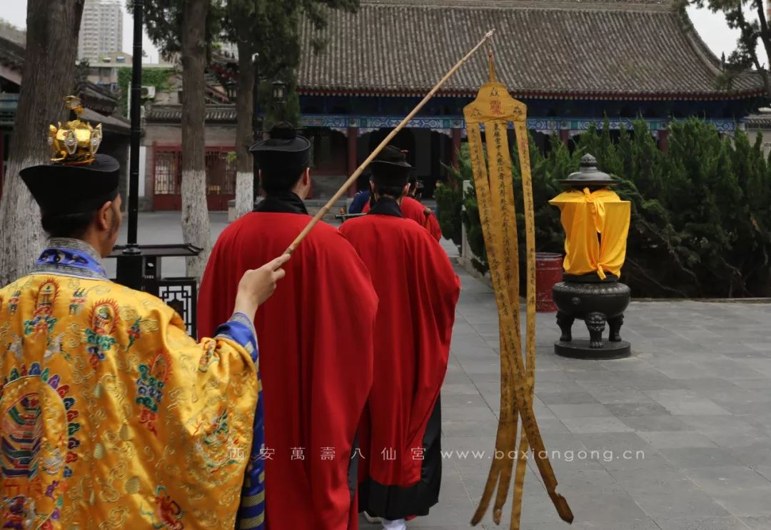 坛场奉祀太乙救苦天尊青玄九阳上帝,法师扬幡追荐亡魂来临,经师诵经