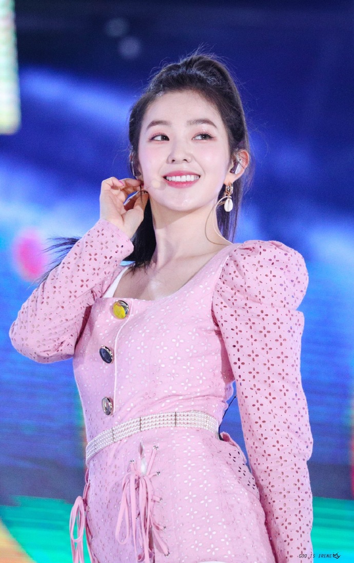 粉色套装高马尾redvelvetirene再次刷新美貌极限