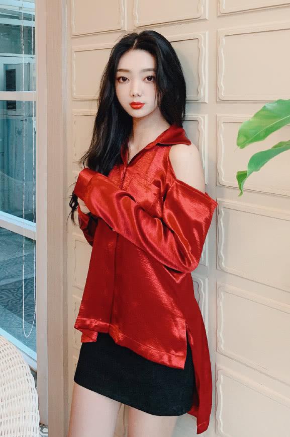 李紫婷真金贵连睡衣都做成燕尾服款式意外成19年爆款