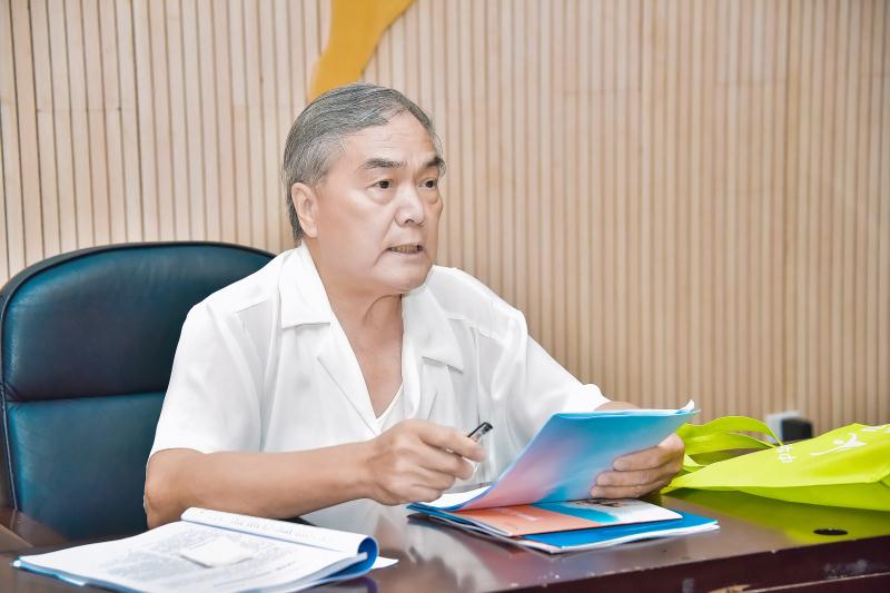 陶宏开教授多年积极倡导整体素质教育,提出加强家庭,社会,学校和自我