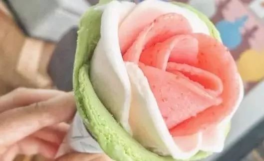 of snacks here like dumplings, kebab, tanghulu, smelly tofu, hot