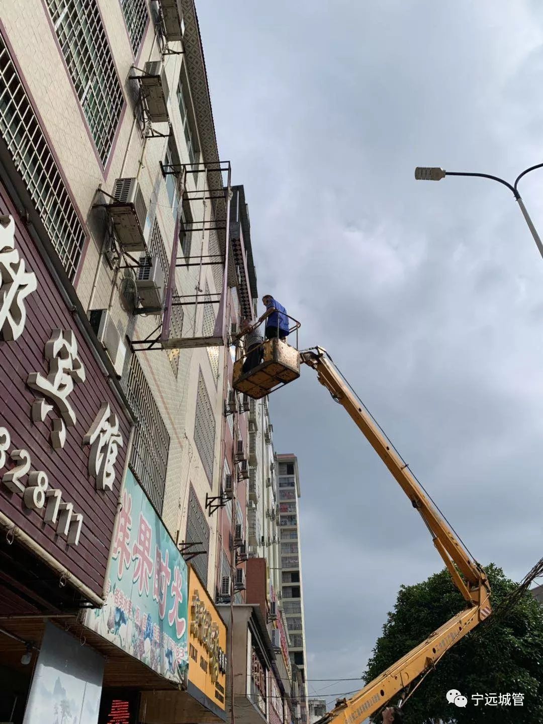 拆除违规广告牌 亮出宁远最美天际线