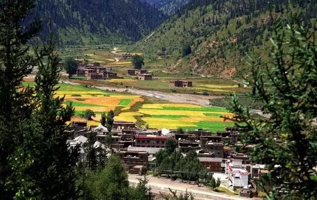 雅江这个"颜值村",官方认证._康巴汉子