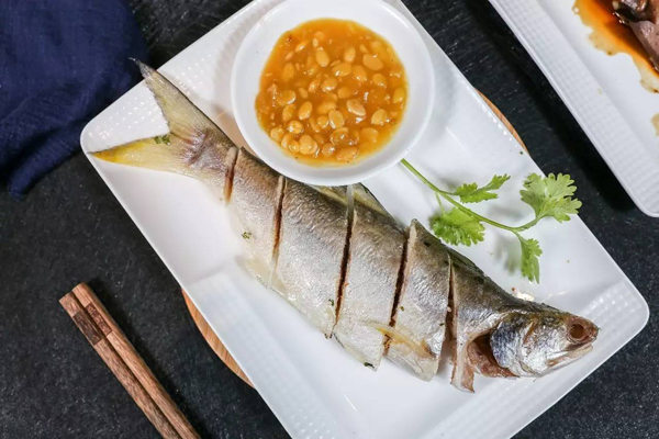 食材分享潮汕五笋鱼配上酸梅蒸入口肥美鲜甜开胃又可口