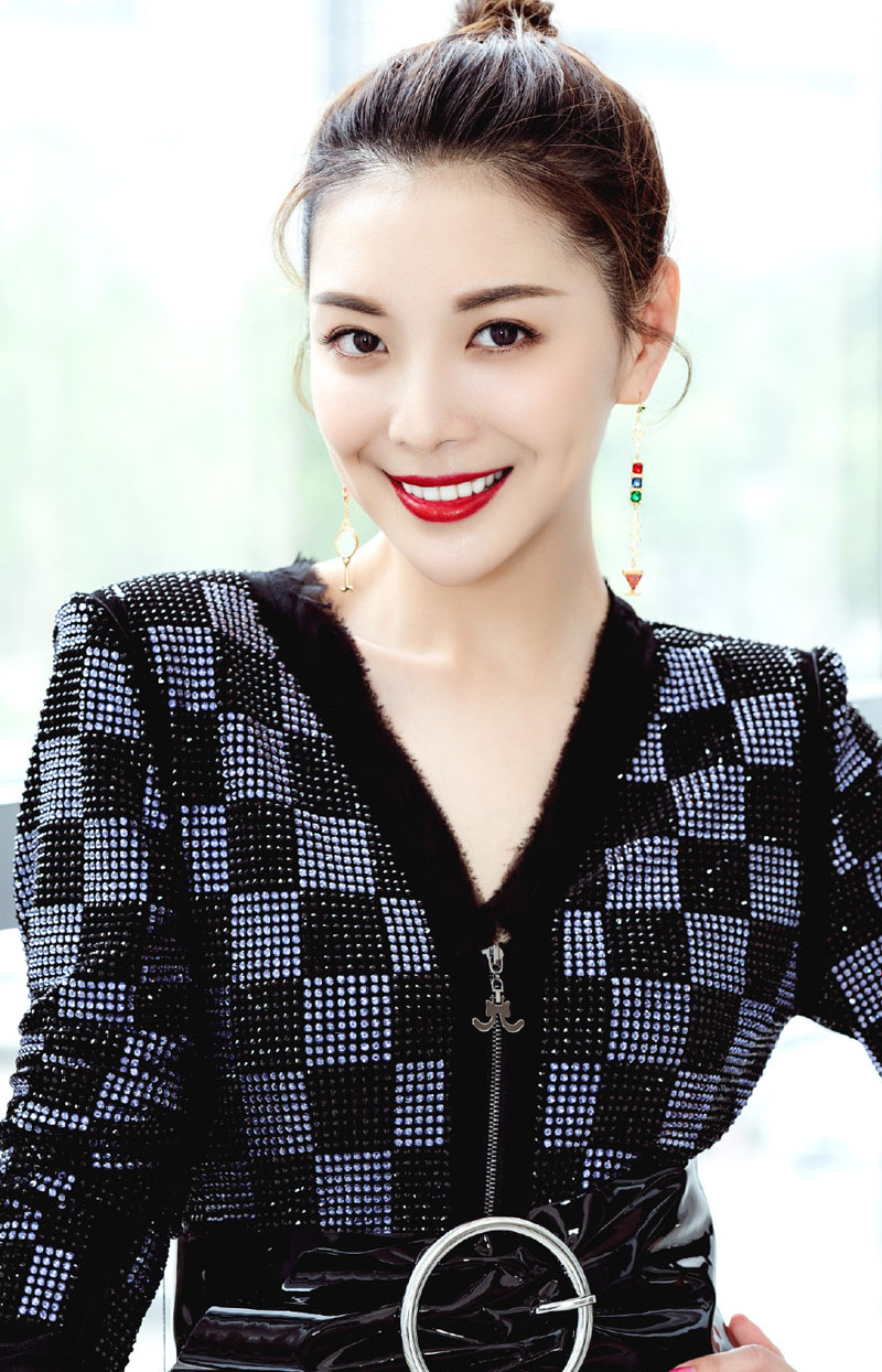 尽展优雅成熟魅力主持人栗坤