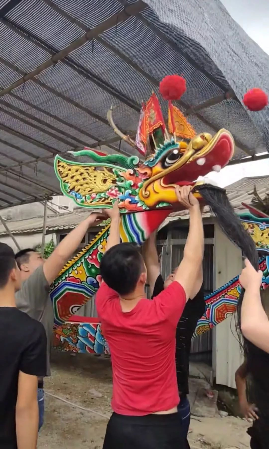 今天新溪村下尾张村龙舟下水四龙顺江