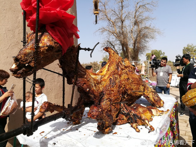 烤全驼刚吊下地面,看到流口水
