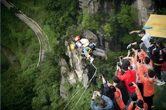 想要抖音百万流量吗万盛奥陶纪网红地悬崖一跳满足你