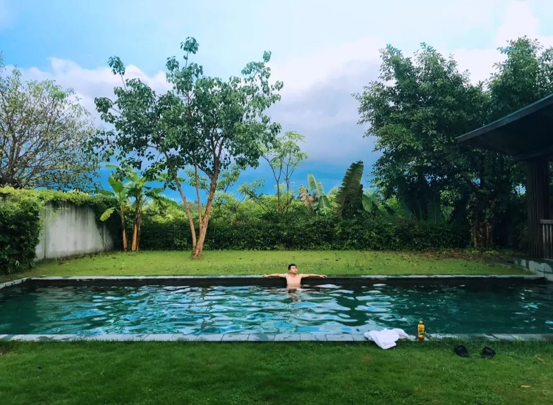 泳池旁还有小型的 spa池 凉凉的晚风吹拂下做按摩 惬意舒适