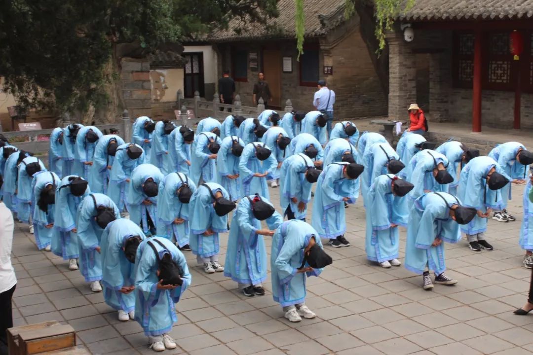 参拜孔子人从众领诵《大学》入泮礼先师孔子古柏留影下午,走进少林