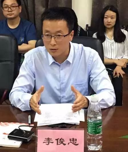 迎着花香,带着激情,在四川省第二中医医院总会计师李俊忠的带领下