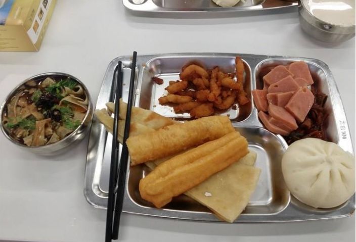 网友晒出厂里的工作餐,没想到比公务员的还丰盛,不知道还要人吗_早餐