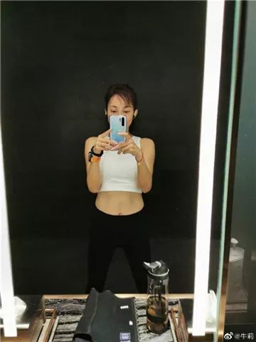 45岁牛莉晒健身照秀出马甲线谁还敢说中年妇女很肥腻