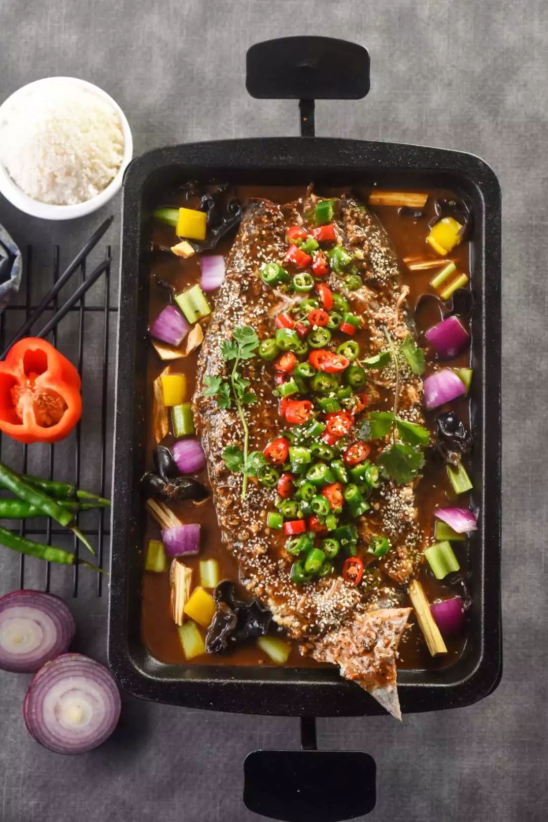 鱼类可以搭配各种口味来烤制鱼的种类各有特色一家专注果木烤鱼的店