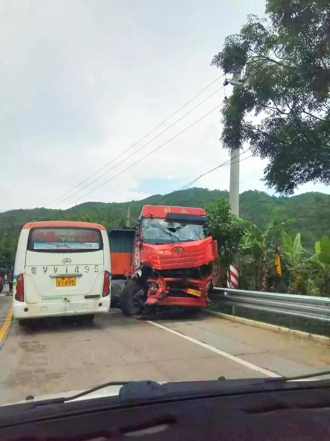 揭西五云径下发生车祸,车头凹陷司机被卡,消防官兵到场施救!