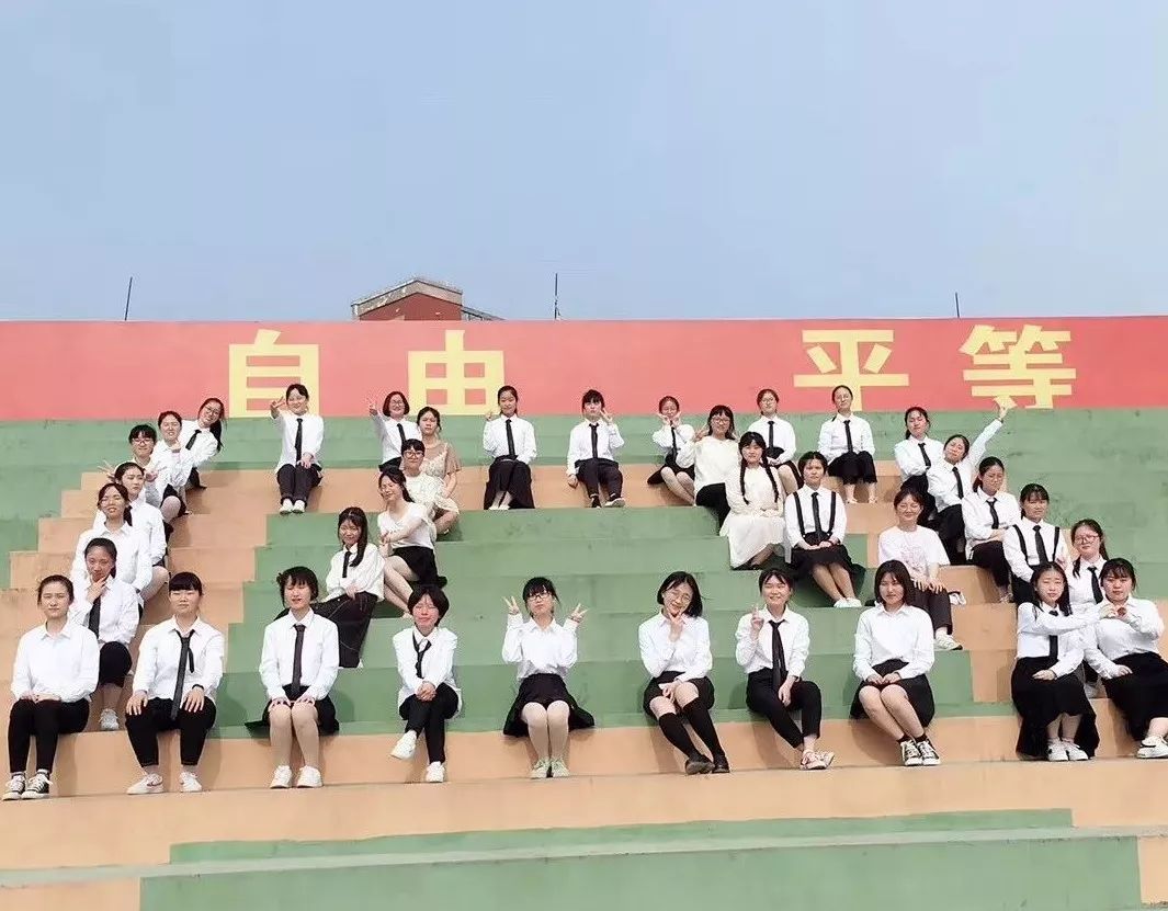 湖口中学高三学生创意毕业照自信迎高考