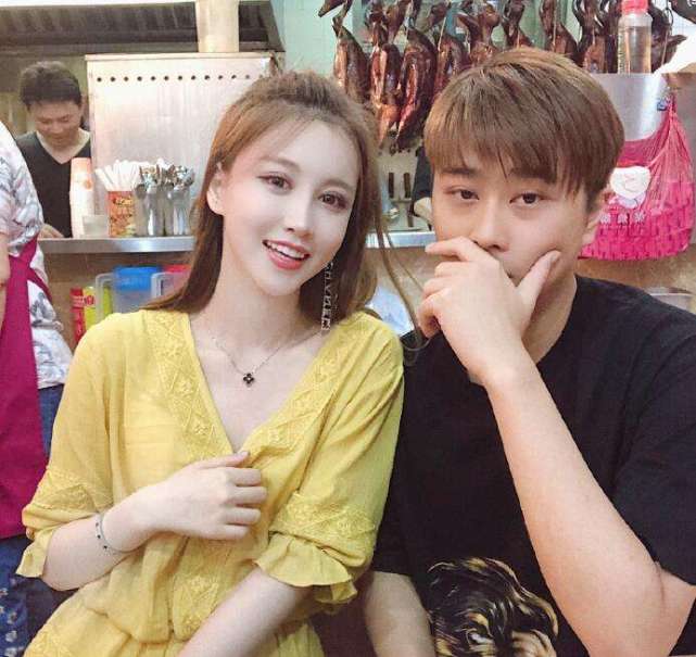 今天是520,也是很多情侣约会的日子,卢本伟也不例外!