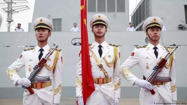 中国仪仗队银光闪闪的帅气56半，到底能不能发射？_礼宾