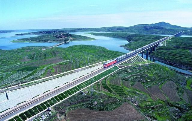 胶新铁路地震安全性评价工作,为确定铁路选线提供了坚实的科学依据,在