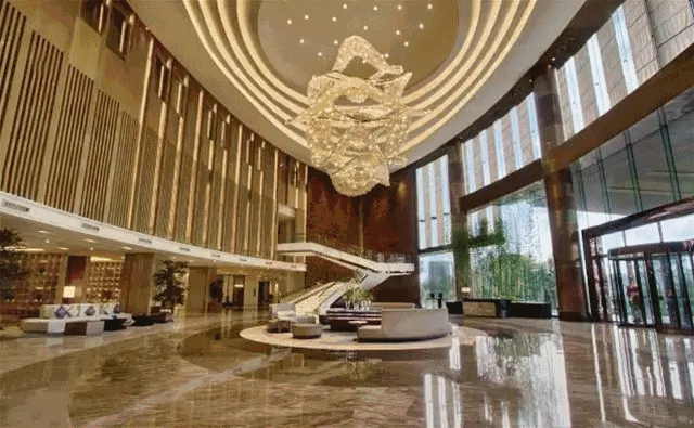 乐山惊现人潮,重磅"网红"竟在天上飞!_希尔顿