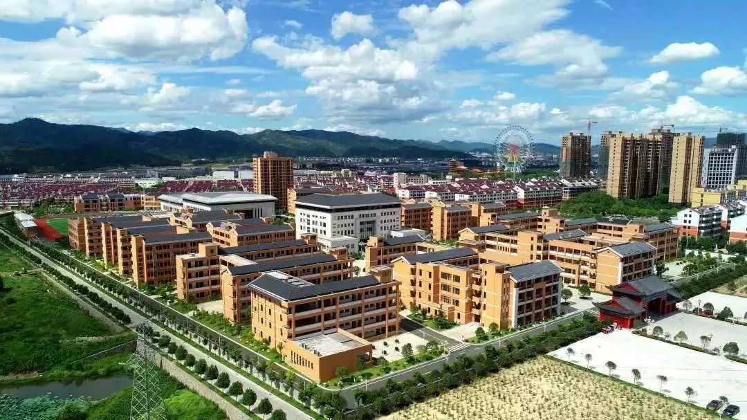 东阳市庆华外国语学校收费标准学费:学费13000元/学期,住宿费1800