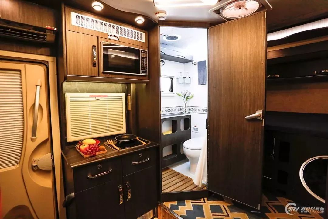 厨房与车尾床之间是卫生间区域