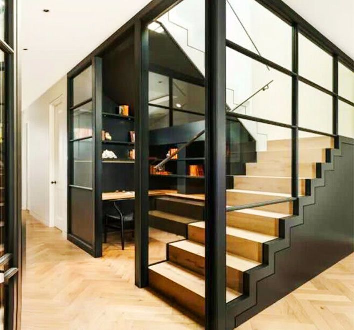 用玻璃做楼梯,看中踏步悬在半空中,业主上2楼需要勇气