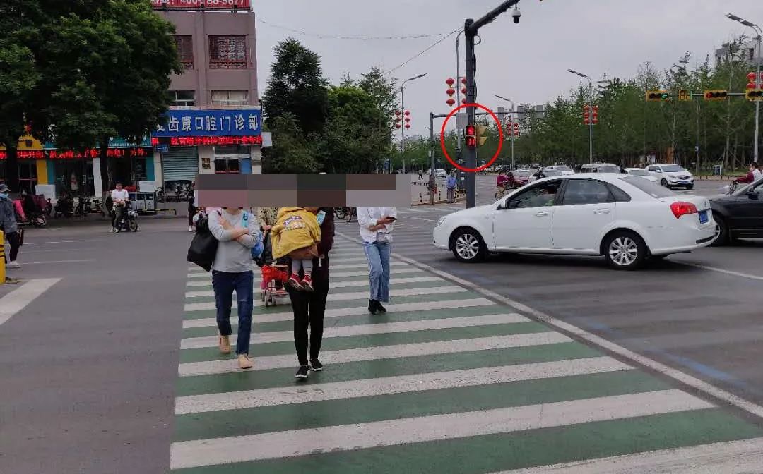 麵包車遇上三輪車,老大爺被撞翻了;學院中路又出車禍,鞋都掉了;這個路