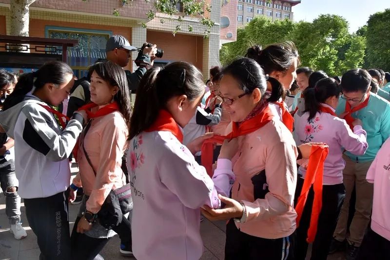 时事快播真爱让梦想插上翅膀敦煌安踏戈友会梦想中心在南街小学启动